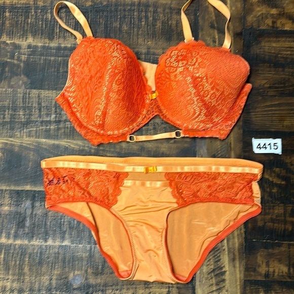 Black fushia bra set. Bra 40D undies 1x preowned  great condition - Picture 1 of 10